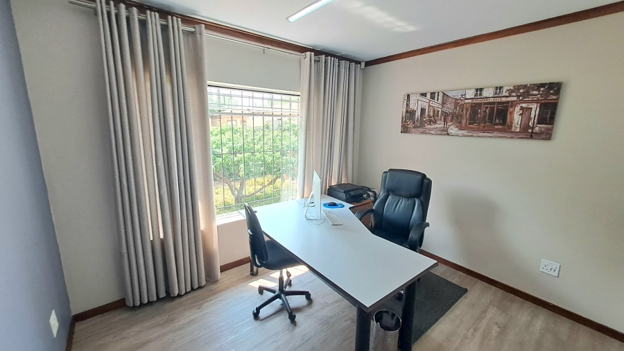 5 Bedroom Property for Sale in Langenhovenpark Free State